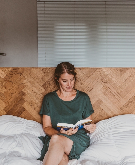 Joke leest bed